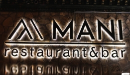  MANI restaurant & bar 